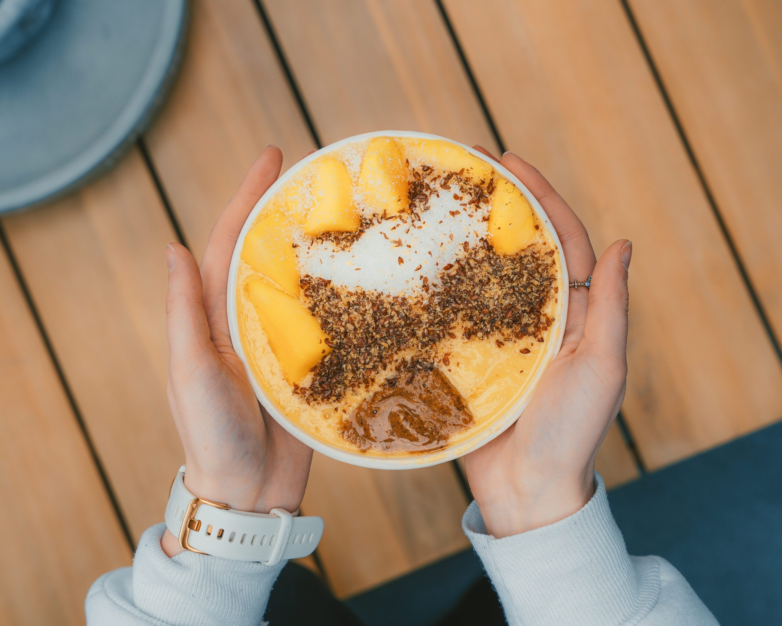 healthy breakfast: Golden Turmeric Mango smoothiebowl