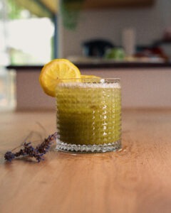 Matcha lavendel limonade afgewerkt met een citroen